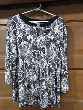 Black & White Floral Lace-Print Tunic Top with Keyhole Neckline